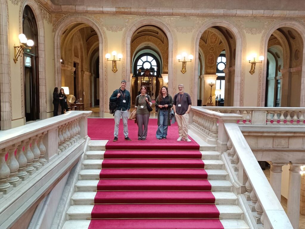 Els representants del grup promotor del Centre d’Empresa i Drets Humans a les escales del Parlament.